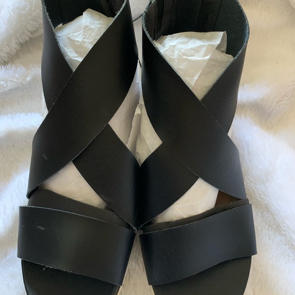 Women’s Sandals - Size 8 - Picture 2 of 4